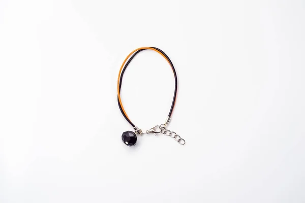 Hermosa pulsera de joyería hecha con tanga y cuentas negras aisladas sobre fondo blanco . — Foto de Stock