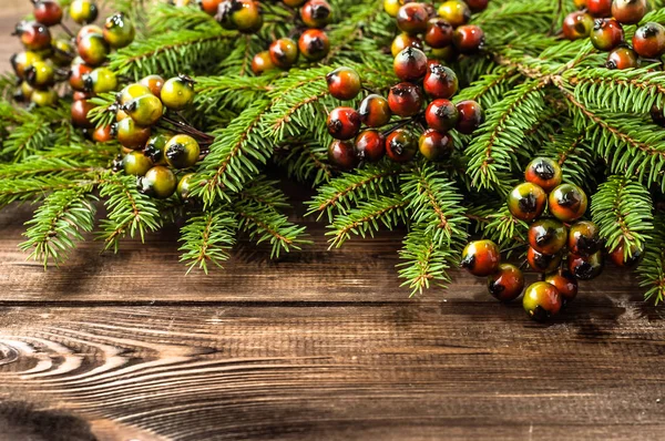 Grüner Weihnachtsbaumzweig auf Holzgrund — Stockfoto