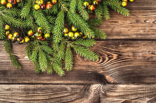 Πράσινο χριστουγεννιάτικο δέντρο σε ξύλινα φόντο — Φωτογραφία Αρχείου