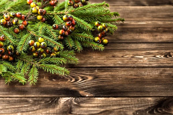 Grüne Fichtenzweige auf Holzgrund als Weihnachtsdekoration — Stockfoto