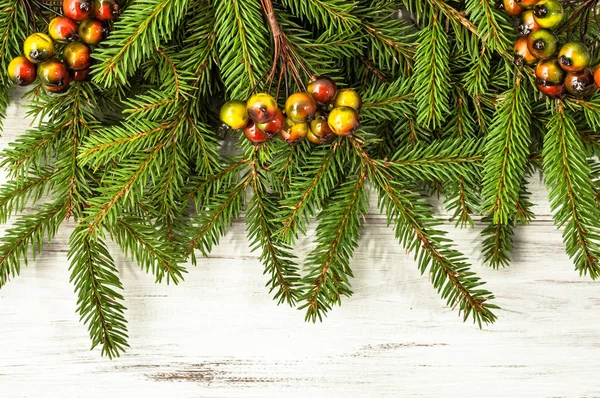 Weihnachtsdekoration mit grüner Tanne auf Holztisch — Stockfoto