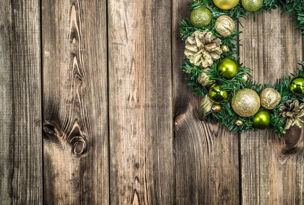 Adwent Boże Narodzenie wieniec na podłoże drewniane, dekoracje z złota ozdoby do zawieszenia na drzwiach — Zdjęcie stockowe