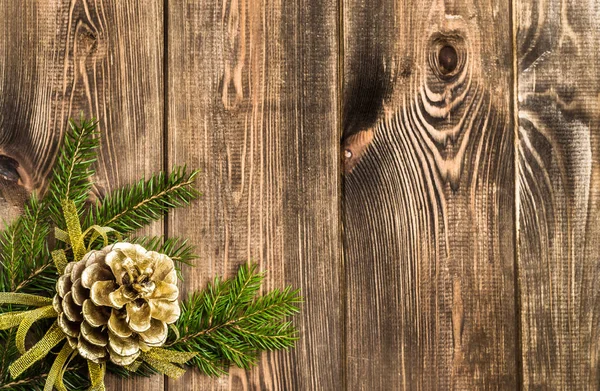 Fondo de madera con decoración de Navidad, cono de pino colgando en la rama del árbol de Navidad —  Fotos de Stock