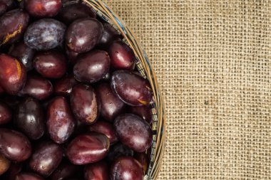 Taze Erik Erik rustik arka plan üzerinde sepet.