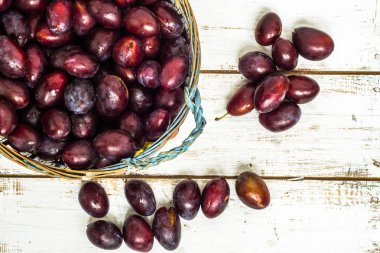 Ahşap arka plan üzerinde sepet içinde taze Erik Erik.