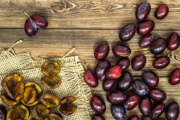 Ahşap arka plan üzerinde taze Erik Erik.