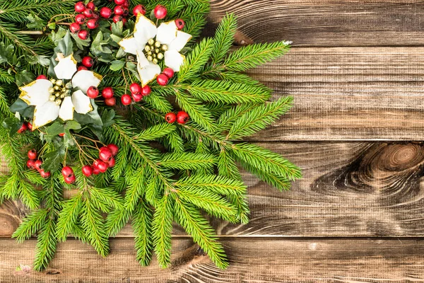 Різдвяний фон з прикрасами на ялинових гілках, святкові прикраси на дерев'яних дошках, вид зверху — стокове фото