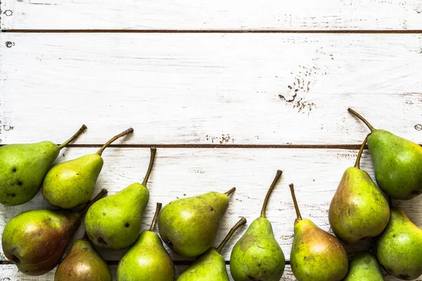 Pêras frescas, frutas orgânicas em fundo de madeira rústica — Fotografia de Stock