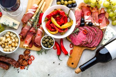 Görünümü tablo, İspanya, çeşitli yemekler, soğuk et ve şarap, baharatlı tapas top