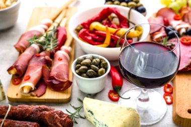 Tablo, tapas İspanya, şarap ve baharatlı yemekler çeşitli gıda çubuk