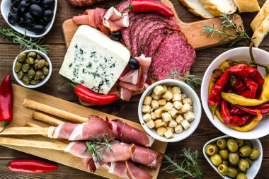 Tablo ile gıda, tapas bar İspanya mutfağı, tedavi et, peynir ve ile İspanya, üstten görünüm diğer meze tabağı