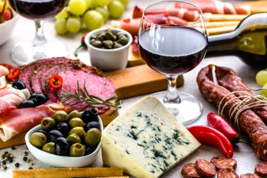Yemek masada. Şarap snack kümesi, zeytin, peynir ve diğer meze, İtalyan antipasti seçimi