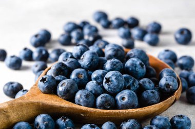 Yaban mersini. Beyaz arka plan üzerinde izole Karpuzu kaşıkla.