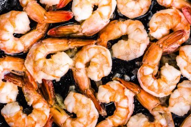 Pan, deniz ürünleri, Akdeniz mutfağı kavramı ile yemek hazırlarken sarımsaklı kızarmış karides