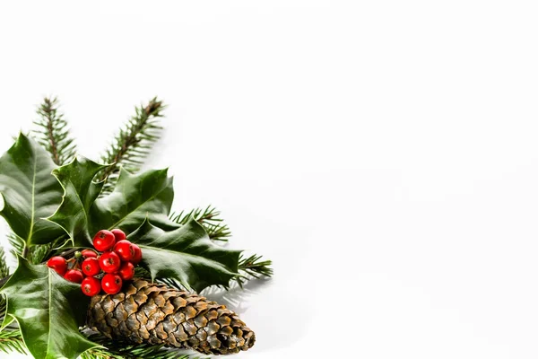 Decoración con acebo de Navidad aislado sobre fondo blanco — Foto de Stock