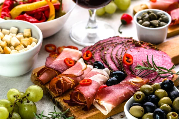 Seleção de carne fria, jamon e salame, autêntico tradicional bar de tapas espanhol, prato de comida — Fotografia de Stock
