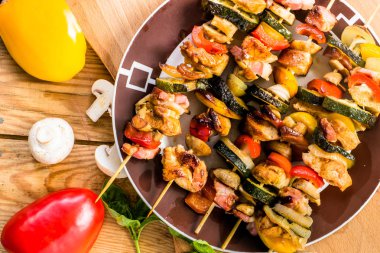 Tavuk, yapardı ve sebze ile yapılan plaka üzerinde ızgara shashliks