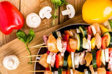 Şiş tavuk, yapardı ve mangal için hazırlanan sebzeler