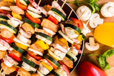 Şiş kebap tavuk, yapardı ve ızgara için hazırlanan sebzeler
