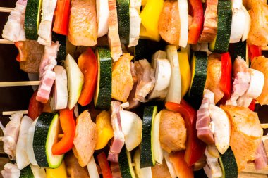 Şiş kebap tavuk, yapardı ve ızgara için hazırlanan sebzeler