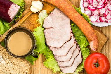 Sağlıklı kahvaltı sebze ve sosis mutfak masasında, ek yükü ile