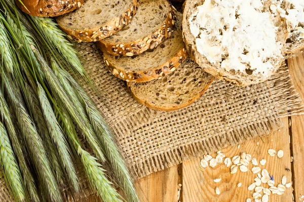 Deliziosa colazione, panini con burro, vista dall'alto — Foto Stock