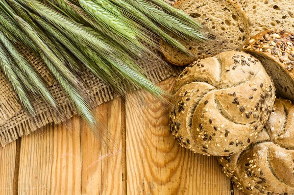 Krispiga bullar eller bröd, bakning koncept, overhead — Stockfoto