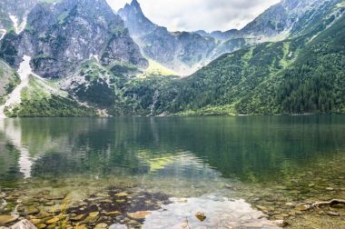 Dağ gölü zümrüt renkli Morskie Oko Tatra Dağları olarak temiz su ile peyzaj