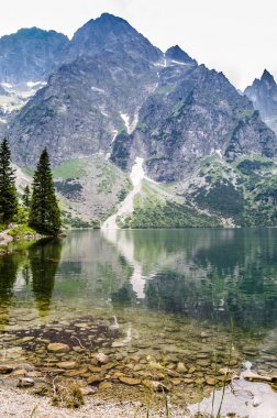 Dağ gölü, Zakopane, üst üzerinde gökyüzü arka plan, Karpatlar, Polonya Tatra Dağları görünümü yakınındaki Morskie Oko peyzaj