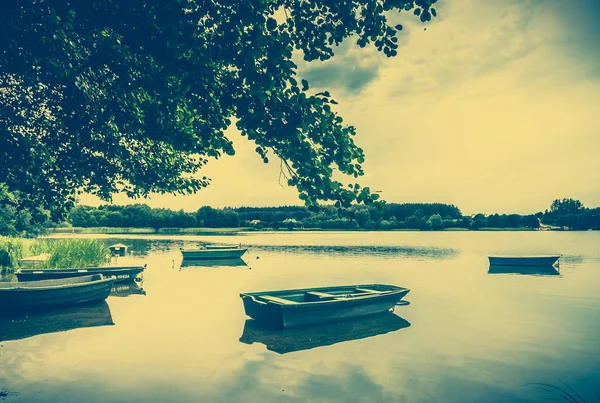 Barcos de pesca en el lago, paisaje, foto vintage — Foto de Stock