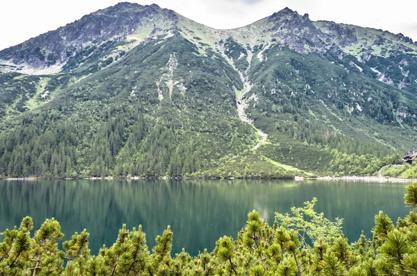 Krajina z horského jezera s průzračnou vodou v barvě smaragdové v Tatrách nad Morskie Oko — Stock fotografie