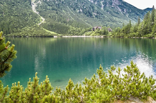 Krajina z horského jezera s průzračnou vodou v barvě smaragdové v Tatrách nad Morskie Oko — Stock fotografie
