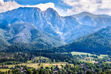 Tatra Dağları, panoramik hiking trail görünümünden, Karpatlar şehirde Vadisi üstünde uzak manzara