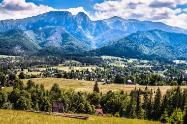 Hiking trail dağlardan dağ Gubalowka, yaz tatili Zakopane vadide manzaraya tepesine peyzaj