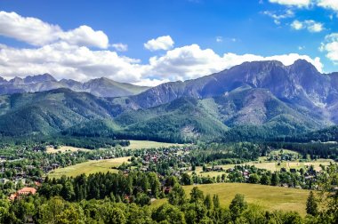 Hiking trail dağlardan dağ Gubalowka, yaz tatili Zakopane vadide manzaraya tepesine peyzaj