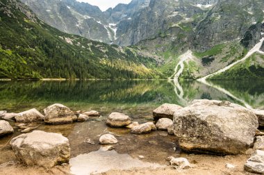 Dağ gölü zümrüt renkli Morskie Oko Tatra Dağları olarak temiz su ile peyzaj