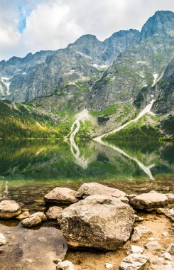 Manzara dağ gölü kıyı Dağları, Morskie Oko, Tatra, Polonya temiz su ile