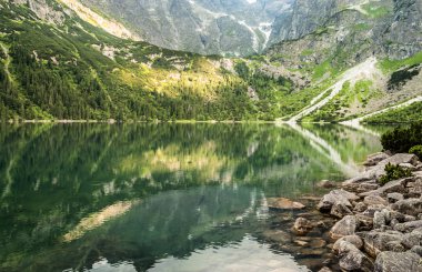 Manzara dağ gölü kıyı Dağları, Morskie Oko, Tatra, Polonya temiz su ile