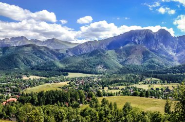 Hiking trail dağlardan dağ Gubalowka, yaz tatili Zakopane vadide manzaraya tepesine peyzaj