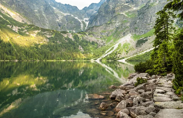 Paesaggio del lago di montagna con acqua limpida di colore smeraldo nelle montagne di Tatra sopra Morskie Oko — Foto Stock