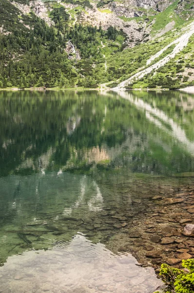 Krajina z horské jezero s průzračnou vodou, v horách, Morskie Oko, Tatra, Polsko — Stock fotografie