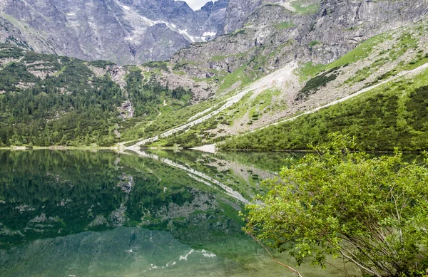 Paesaggio del lago di montagna con acqua limpida di colore smeraldo nelle montagne di Tatra sopra Morskie Oko — Foto Stock