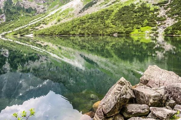 Krajina z horského jezera s průzračnou vodou v barvě smaragdové v Tatrách nad Morskie Oko — Stock fotografie