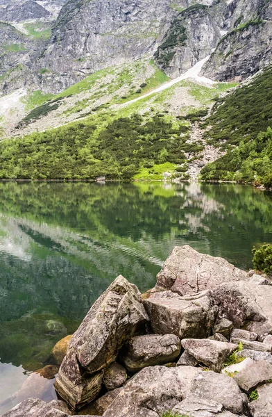 Paesaggio del lago di montagna con acqua limpida di colore smeraldo nelle montagne di Tatra sopra Morskie Oko — Foto Stock