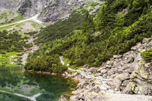 Krajina z horského jezera s průzračnou vodou v barvě smaragdové v Tatrách nad Morskie Oko — Stock fotografie