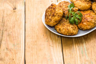 Kızarmış köfte kavramı pişirme plaka üzerinde