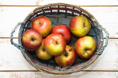 Taze elma sepeti, taze hasat yerel pazarda elma meyve, Tablo görünümü top