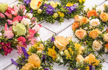 Paskalya, yumurta ve beyaz masaya, ev dekor çiçek kartı için arka plan