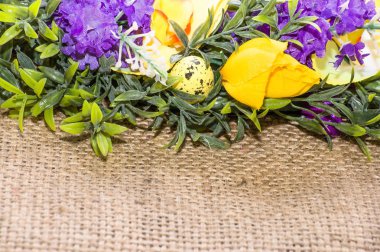 Paskalya arka planlar, çiçekler ve dekoratif çelenk üzerinde Paskalya yumurtaları
