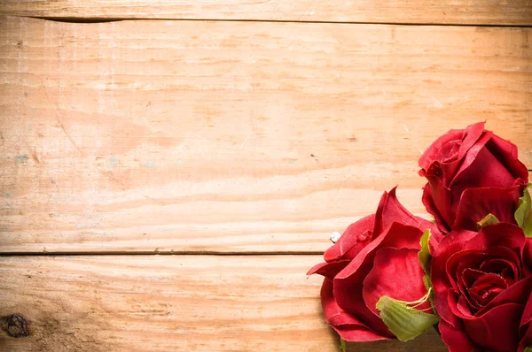 Rose rosse per San Valentino o biglietto per la festa della donna, sfondo floreale — Foto Stock